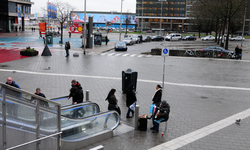 825645 Gezicht op het Jaarbeursplein te Utrecht, met een straatmuzikant bij de roltrap naar het Stadsplateau.
